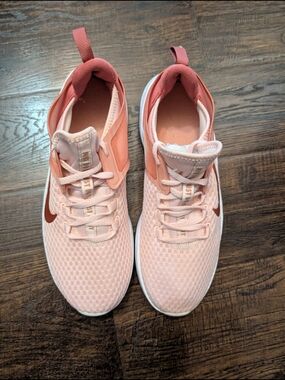 Nike Women's Peach/Pale Pink Lightweight Athletic Sneakers